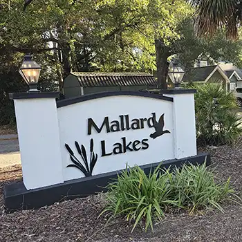 The Mallard Lakes community entrance sign.